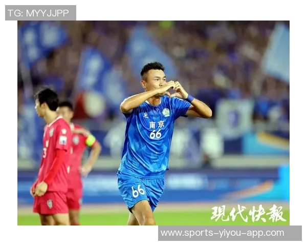 足球巨星激励全场拼搏精神助力球队夺冠荣耀 足球巨星激励全场拼搏精神助力球队夺冠荣耀