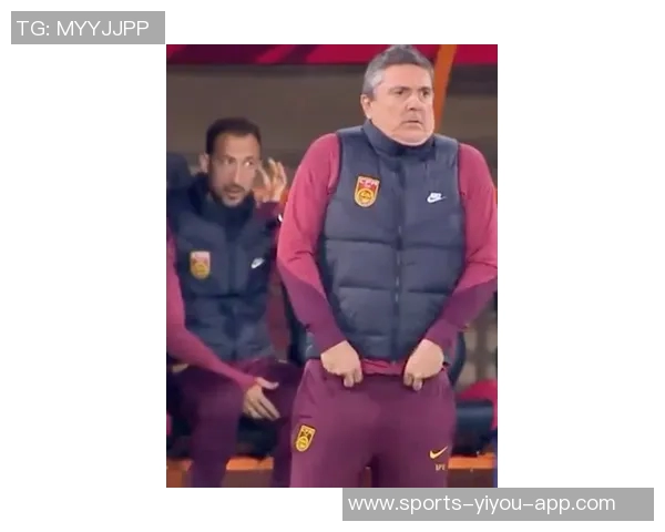 安东尼展现自信站姿足球场上锋芒毕露彰显球场霸气与专注神态 安东尼展现自信站姿足球场上锋芒毕露彰显球场霸气与专注神态